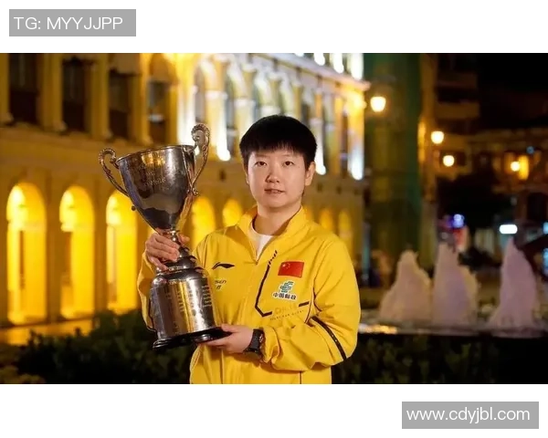 孙颖莎轮空场边全程松弛超可爱!球迷直呼:国家队的“团宠”实锤了!